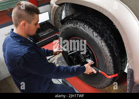 Mechanic tuning aligner for wheel alignment Stock Photo