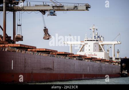 2022-07-14 12:59:50 ROTTERDAM - A ship with coal is unloaded along the Caland Canal, seen from the Piet Hein former pleasure boat of Queen Juliana. ANP SEM VAN DER WAL netherlands out - belgium out Stock Photo