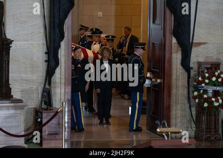 Washington DC, USA. 14th July, 2022. The casket of Marine Chief Warrant Officer 4 Hershel Woodrow 'Woody' Williams, the last surviving World War II Medal of Honor recipient, is carried into the Rotunda of the U.S. Capitol, in Washington, DC, on Thursday, July 14, 2022. The Marine Corps veteran, who died June 29th, was awarded the nation's highest award for his actions on Iwo Jima. Pool Photo by Eric Lee/UPI Credit: UPI/Alamy Live News Stock Photo