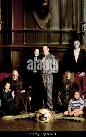 JULIA,HUSTON,LLOYD,RICCI, THE ADDAMS FAMILY, 1991 Stock Photo