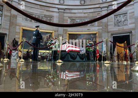 Washington DC, USA. 14th July, 2022. The flag-draped casket bearing the remains of Hershel W. “Woody” Williams lies in honor in the U.S. Capitol, Thursday, July 14, 2022 in Washington. Williams, the last remaining Medal of Honor recipient from World War II, died at age 98. (Photo by Alex Brandon/Pool/Sipa USA) Credit: Sipa USA/Alamy Live News Stock Photo