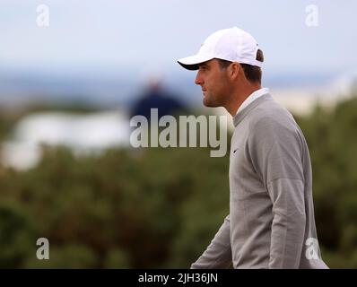 St Andrews, Fife, UK. 14th July, 2022. 14th July 2022,  Old Course at St Andrews,  St Andrews, Fife, Scotland; The Open Golf Championship round 1; Scottie Scheffler (USA) Credit: Action Plus Sports Images/Alamy Live News