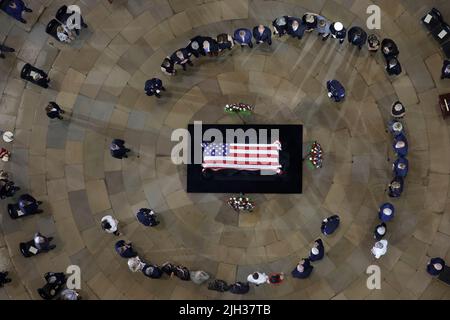 Washington, DC, USA. 14th July, 2022. Family members stand in a circle around Herschel 'Woody' Williams' flag-draped casket in the United States Capitol Rotunda where he lays in honor on July 14, 2022 in Washington, DC. The last living WWII combat veteran to have received the Medal of Honor, Williams was a Marine corporal during the Battle of Iwo Jima in 1945 when he used his flamethrower to destroy numerous enemy pillboxes while under intense incoming fire for more than four hours. Credit: Chip Somodevilla/Pool Via Cnp/Media Punch/Alamy Live News Stock Photo