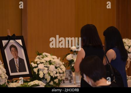 Bangkok, Thailand. 14th July, 2022. People extend condolence to former Japanese Prime Minister Mr. Abe Shinzo at the Embassy of Japan on Witthayu Road. Mr. Abe was shot during a campaign event. (Photo by Teera Noisakran/Pacific Press) Credit: Pacific Press Media Production Corp./Alamy Live News Stock Photo