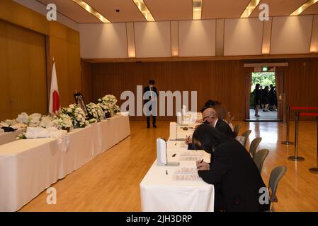 Bangkok, Thailand. 14th July, 2022. People extend condolence to former Japanese Prime Minister Mr. Abe Shinzo at the Embassy of Japan on Witthayu Road. Mr. Abe was shot during a campaign event. (Photo by Teera Noisakran/Pacific Press) Credit: Pacific Press Media Production Corp./Alamy Live News Stock Photo