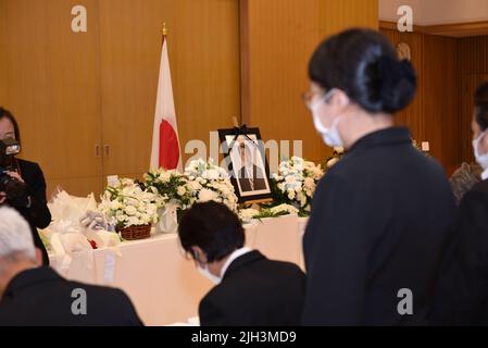 Bangkok, Thailand. 14th July, 2022. People extend condolence to former Japanese Prime Minister Mr. Abe Shinzo at the Embassy of Japan on Witthayu Road. Mr. Abe was shot during a campaign event. Credit: ZUMA Press, Inc./Alamy Live News Stock Photo