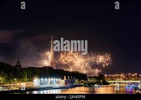 Paris, France. 14th July, 2022. The fireworks display takes place at the Eiffel Tower on Bastille Day in Paris, France on July 14, 2022. (Photo by Evan Hammerman/Sipa USA) Credit: Sipa USA/Alamy Live News Stock Photo