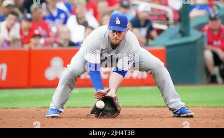St. Louis, USA. 15th July, 2022. Los Angeles Dodgers third baseman Max Muncy fields the baseball off the bat of St. Louis Cardinals Tommy Edman in the third inning at Busch Stadium in St. Louis on Thursday, July 14, 2022. Photo by Bill Greenblatt/UPI Credit: UPI/Alamy Live News Stock Photo