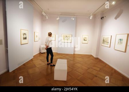 Apolda, Germany. 15th July, 2022. Nadine Stephan, curator of the exhibition, looks at the exhibition 'Erich Heckel - watercolors and drawings from six decades'. The exhibition will take place from 17.07. to 11.09.2022 at Kunsthaus Apolda Avantgarde. Credit: Bodo Schackow/dpa/Alamy Live News Stock Photo