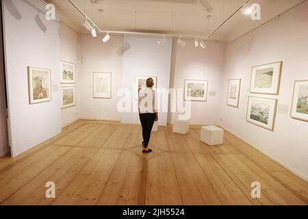 Apolda, Germany. 15th July, 2022. Nadine Stephan, curator of the exhibition, looks at the exhibition 'Erich Heckel - watercolors and drawings from six decades'. The exhibition will take place from 17.07. to 11.09.2022 at Kunsthaus Apolda Avantgarde. Credit: Bodo Schackow/dpa/Alamy Live News Stock Photo