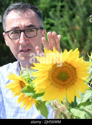 Eberstadt, Germany. 15th July, 2022. Federal Agriculture Minister Cem Özdemir (Bündnis 90/Die Grünen) speaks to journalists during a visit to the President of the German Farmers' Association. The tour of the arable and winegrowing farm will focus on the diversity of arable crops, the preservation of biodiversity and the effects of climate change. Credit: Bernd Weißbrod/dpa/Alamy Live News Stock Photo