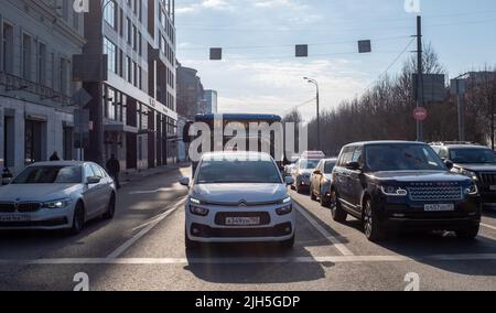 February 21, 2022, Moscow, Russia. Cars at the crossroads waiting for a traffic signal. Stock Photo