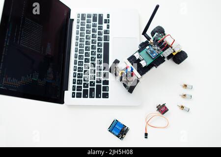 Componenti fai-da-te per microelettronica arduino su sfondo chiaro, vista  dall'alto, spazio per la copia. Microcontrollori, schede, sensori, led,  controller Foto stock - Alamy