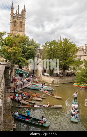 Oxford, UK. 15th July, 2022. UK Weather: Oxford, UK, 15th July 2022. During the hot weather, Magdalen Bridge Boathouse does brisk business, with people wanting to cool off and enjoy a pleasant afternoon punting on the River Cherwell in Central Oxford, UK. Punting is an Oxford tradition enjoyed by locals, students and visitors alike. Credit: Martin Anderson/Alamy Live News