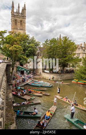Oxford, UK. 15th July, 2022. UK Weather: Oxford, UK, 15th July 2022. During the hot weather, Magdalen Bridge Boathouse does brisk business, with people wanting to cool off and enjoy a pleasant afternoon punting on the River Cherwell in Central Oxford, UK. Punting is an Oxford tradition enjoyed by locals, students and visitors alike. Credit: Martin Anderson/Alamy Live News