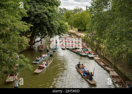 Oxford, UK. 15th July, 2022. UK Weather: Oxford, UK, 15th July 2022. During the hot weather, people enjoy a pleasant afternoon punting on the River Cherwell in Central Oxford, UK. Credit: Martin Anderson/Alamy Live News