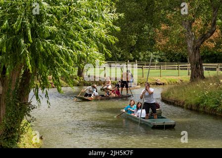 Oxford, UK. 15th July, 2022. UK Weather: Oxford, UK, 15th July 2022. During the hot weather, people enjoy a pleasant afternoon punting on the River Cherwell in Central Oxford, UK. Punting is an Oxford tradition enjoyed by locals, students and visitors alike. Credit: Martin Anderson/Alamy Live News