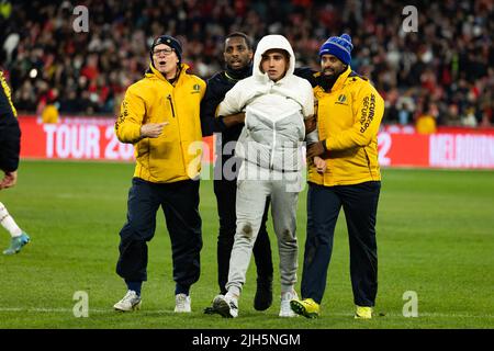 July 15, 2022: MELBOURNE, AUSTRALIA - JULY 15: A pitch invader as Melbourne Victory play Manchester United in a pre-season friendly football match at the MCG on 15th July 2022 (Credit Image: © Chris Putnam/ZUMA Press Wire) Credit: ZUMA Press, Inc./Alamy Live News Stock Photo