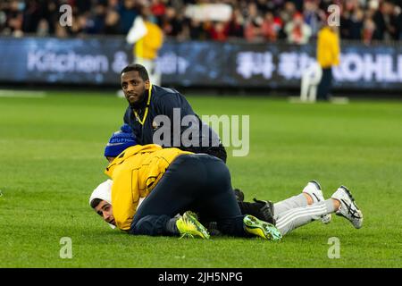 July 15, 2022: MELBOURNE, AUSTRALIA - JULY 15: A pitch invader as Melbourne Victory play Manchester United in a pre-season friendly football match at the MCG on 15th July 2022 (Credit Image: © Chris Putnam/ZUMA Press Wire) Credit: ZUMA Press, Inc./Alamy Live News Stock Photo