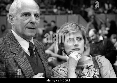 Gert Bastian and Petra Kelly at the Federal Convention of the Green Party, 2 - 4 December 1988. Karlsruhe, Baden-Wuerttemberg, Germany Stock Photo