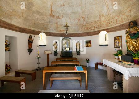 Interior, ceiling fresco, altar, benches, statues of saints, Altenfurt Round Chapel, chapel, built in the middle of the 12th century, Romanesque, one Stock Photo