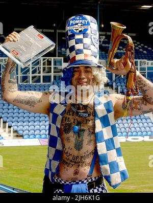 PORTSMOUTH FAN JOHN 'PORTSMOUTH FOOTBALL CLUB' WESTWOOD RECEIVES HIS FAN OF THE YEAR TROPHY PIC MIKE WALKER, 2004 Stock Photo