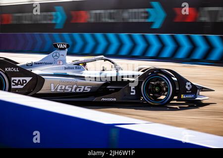 New York, USA. 15th July, 2022. 05 VANDOORNE Stoffel (bel), Mercedes-EQ Silver Arrow 02, action during the 2022 New York City ePrix, 8th meeting of the 2021-22 ABB FIA Formula E World Championship, on the Brooklyn Street Circuit from July 14 to 17, in New York, United States of America - Photo: Germain Hazard/DPPI/LiveMedia Credit: Independent Photo Agency/Alamy Live News Stock Photo