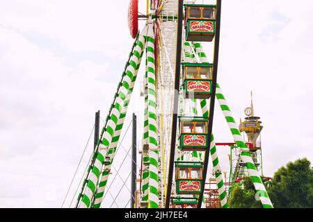 Close-up view of a ferris wheel at the popular fun fair "Rheinkirmes" 2022 in Düsseldorf/Germany, the biggest fun fair on the Rhine. Stock Photo