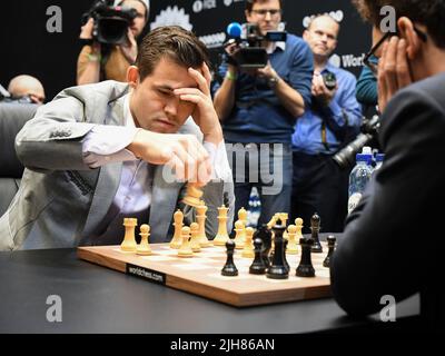 Norwegian reigning champion Magnus Carlson (left) and American challenger  Fabiano Caruana during their tie-break matches at the FIDE World Chess  Championship match, at the College, in Holborn, London Stock Photo - Alamy