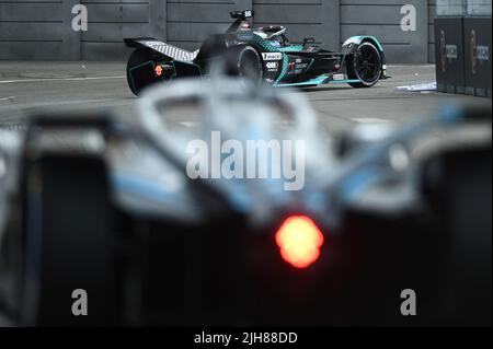 New York, USA. 16th July, 2022. Sam Bird of of Jaguar TCS Racing takes turn 11 during qualifying session on day one of 2022 Formula E-Prix New York, in the Brooklyn borough of New York City, July 15, 2022. (Photo by Anthony Behar/Sipa USA) Credit: Sipa USA/Alamy Live News Stock Photo