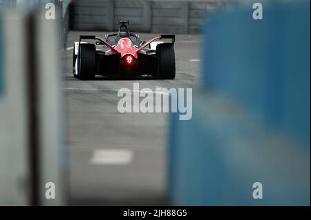 New York, USA. 16th July, 2022. A Formula E electric racing car approaches turn 11 during qualifying session on day one of 2022 Formula E-Prix New York, in the Brooklyn borough of New York City, July 15, 2022. (Photo by Anthony Behar/Sipa USA) Credit: Sipa USA/Alamy Live News Stock Photo