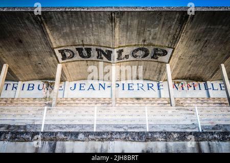 Old buildings, pit lane & grandstand of the abandoned race circuit Reims-Gueux. Opened in 1926, French F1 Grand Prix to 1966, closed for racing 1972 Stock Photo