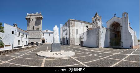 Estremoz, Portugal: Torre de Menagem de Estremoz, statue of queen Santa Isabel and church of Santa Maria Stock Photo