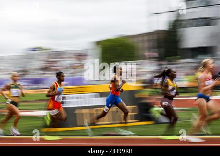 EUGENE - Dutch athlete Sifan Hassan (c) in action during the 10,000 meters final on the second day of the World Athletics Championships at Hayward Field stadium. ANP ROBIN VAN LONKHUIJSEN Stock Photo