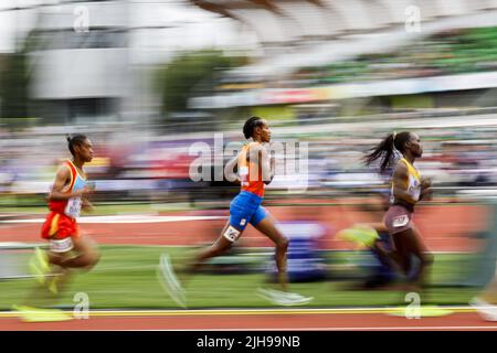 EUGENE - Dutch athlete Sifan Hassan (c) in action during the 10,000 meters final on the second day of the World Athletics Championships at Hayward Field stadium. ANP ROBIN VAN LONKHUIJSEN Stock Photo