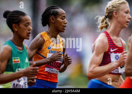 EUGENE - Dutch athlete Sifan Hassan (c) in action during the 10,000 meters final on the second day of the World Athletics Championships at Hayward Field stadium. ANP ROBIN VAN LONKHUIJSEN Stock Photo