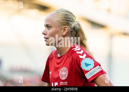 Brentford, UK. 16th July, 2022. Kathrine Moller Kuehl (15 Denmark) during the UEFA Womens Euro 2022 football match between Denmark and Spain at the Brentford Community Stadium in Brentford, England. (Foto: Sam Mallia/Sports Press Photo/C - ONE HOUR DEADLINE - ONLY ACTIVATE FTP IF IMAGES LESS THAN ONE HOUR OLD - Alamy) Credit: SPP Sport Press Photo. /Alamy Live News