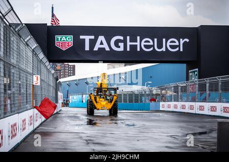 Red flag, drapeau rouge during the 2022 New York City ePrix, 8th meeting of the 2021-22 ABB FIA Formula E World Championship, on the Brooklyn Street Circuit from July 14 to 17, in New York, United States of America - Photo: Germain Hazard/DPPI/LiveMedia Stock Photo