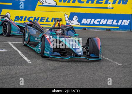 NEW YORK, NY - JULY 16: Dan Ticktum (car no. 33) of NIO 333 Racing drives during Qualifying and Super Pole for the ABB FIA Formula E Championship, New York City E-Prix Season 8 Round 11, on July 16, 2022 in the Brooklyn borough of New York City. Credit: Ron Adar/Alamy Live News Stock Photo
