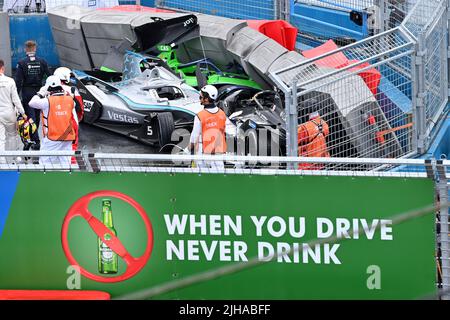 New York City, USA. 16th July, 2022. 7/16/2022 - The damaged cars of Nick Cassidy (NZL), Envision Racing, Audi e-tron FE07, Stoffel Vandoorne (BEL), Mercedes Benz EQ, EQ Silver Arrow 02, and Lucas Di Grassi (BRA), ROKiT Venturi Racing, Silver Arrow 02, after a crash in wet conditions during the race during the Formula E Round 11 - New York City E-Prix in New York City, USA. (Photo by Sam Bagnall/Motorsport Images/Sipa USA) Credit: Sipa USA/Alamy Live News Stock Photo