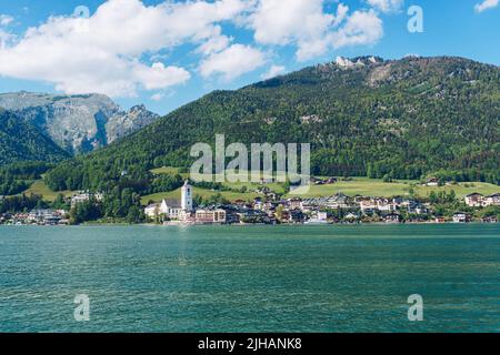 St. Wolfgang at the famous lake Wolfgangsee in Salzkammergut, Austria. View from the lake to the touristic travel destination. Stock Photo