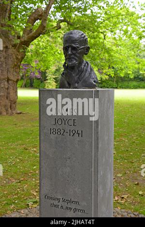 Writer James Joyce bust memorial statue in St Stephen's Green, Dublin, Ireland Stock Photo