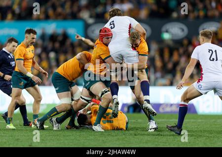 SYDNEY, AUSTRALIA - JULY 16: Jonny Hill of England is lifted by Harry Wilson and Reece Hodge of the Wallabies during game three of the International Test Match series between the Australian Wallabies and England at the SCG on July 16, 2022 in Sydney, Australia Credit: IOIO IMAGES/Alamy Live News Stock Photo