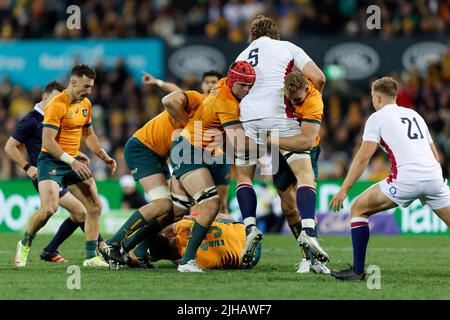 SYDNEY, AUSTRALIA - JULY 16: Jonny Hill of England is lifted by Harry Wilson and Reece Hodge of the Wallabies during game three of the International Test Match series between the Australian Wallabies and England at the SCG on July 16, 2022 in Sydney, Australia Credit: IOIO IMAGES/Alamy Live News Stock Photo