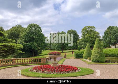 Formal gardens in Tatton Park with stone balustrade, Edwardian tazza planter in the centre of a circular flower bed. Stock Photo