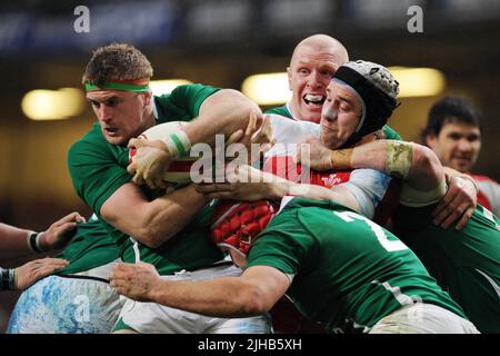 Ryan Jones of Wales (c) tries to get to grips with Ireland's Jamie Heaslip (l). RBS Six nations championship 2011, Wales v Ireland at the Millennium S Stock Photo