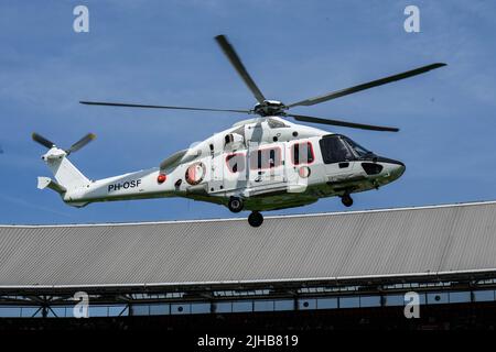 rotterdam-helicopter-of-feyenoord-landing-during-the-open-house-feyenoord-2022-at-stadion-feijenoord-de-kuip-on-17-july-2022-in-rotterdam-netherlands-box-to-box-picturesyannick-verhoeven-2jhb819.jpg