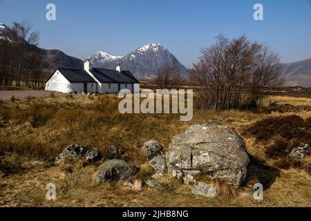 The famous climbing Hut Black Rock Cottage,  In front of the Buachaille Etive Mòr mountain in Glen Coe, Highlands, Scotland Stock Photo