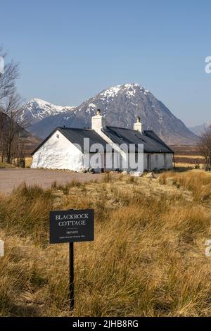 The famous climbing Hut Black Rock Cottage,  In front of the Buachaille Etive Mòr mountain in Glen Coe, Highlands, Scotland Stock Photo