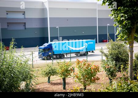 EASTMIDLANDS GATEWAY, UK - JULY 15, 2022.  An Amazon Prime delivery truck arriving at a large Amazon warehouse fulfilment centre to oad with products Stock Photo